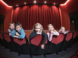 Kinder auf Kino-Sesseln im wienXtra-cinemagic
